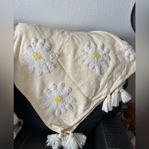 Rachel Zoe Cream and Yellow Daisy Blanket